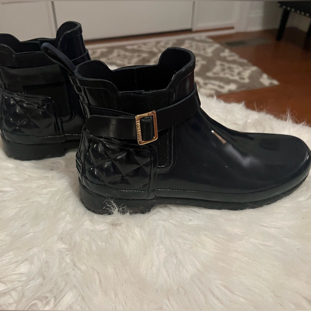 EUC navy blue Hunter Chelsea Quilt boots size 8